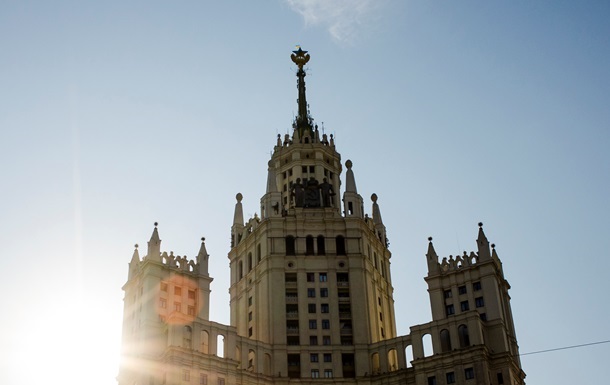 Раскрасивших звезду на высотке в Москве вандалов переквалифицировали в хулиганов 